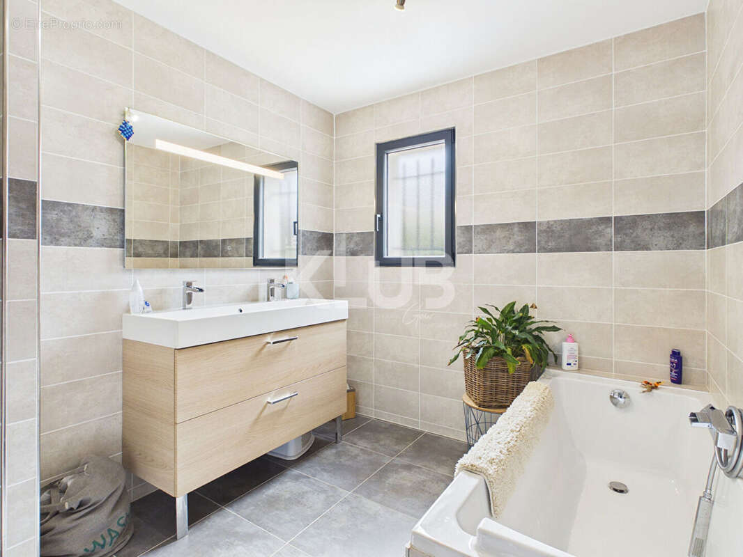 Maison à VINON-SUR-VERDON