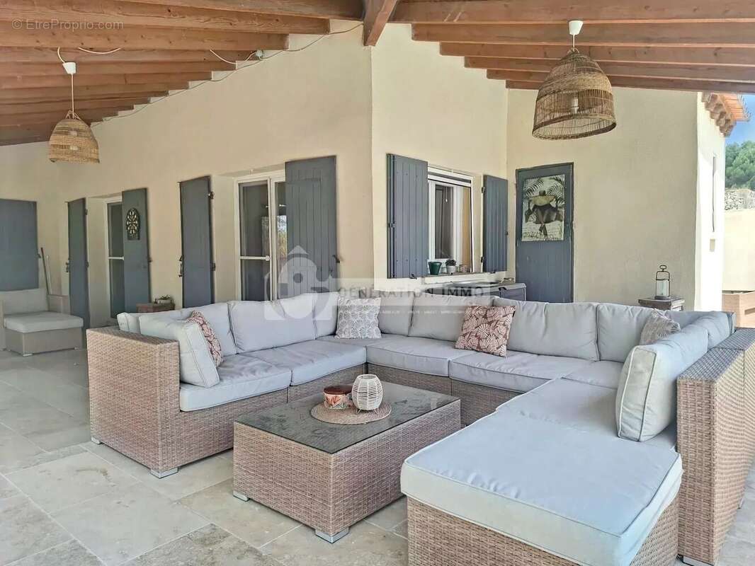 Villa de plain-pied avec piscine à Fontvieille - photo 4