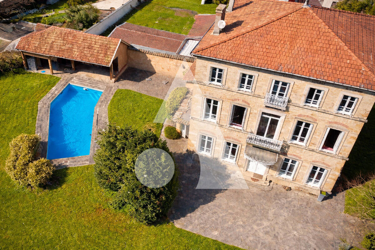 Maison à NEYRON