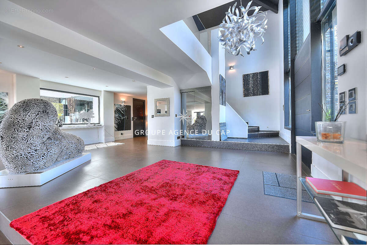 Villa d'exception à vendre à ST RAPHAEL avec vue mer. - photo 9