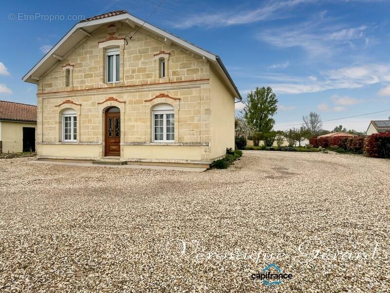 Maison à SAINT-MEDARD-DE-GUIZIERES