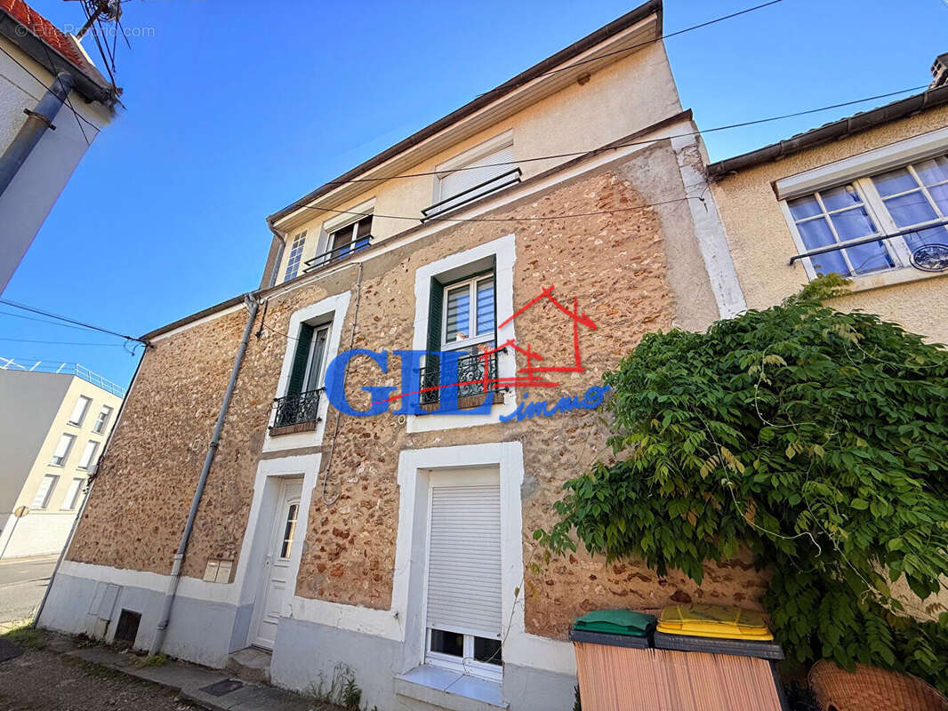 Appartement à COMBS-LA-VILLE