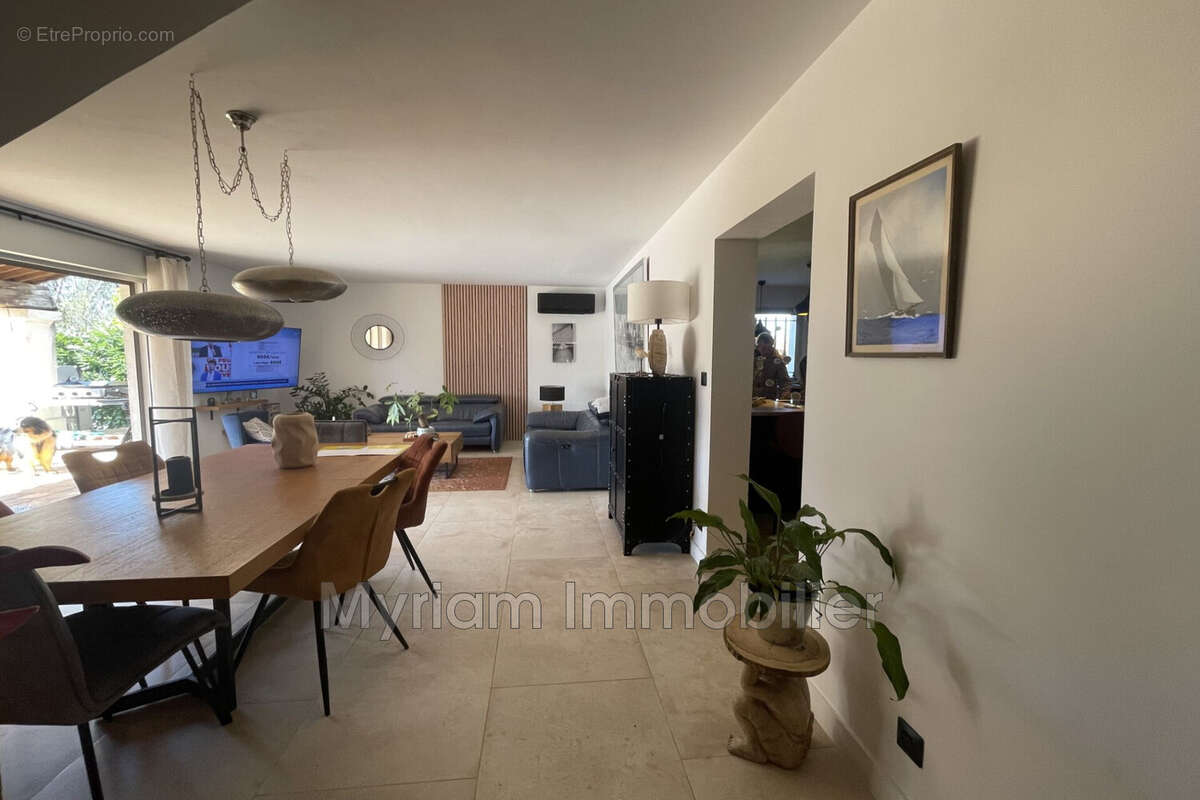 Maison à SAINT-CEZAIRE-SUR-SIAGNE