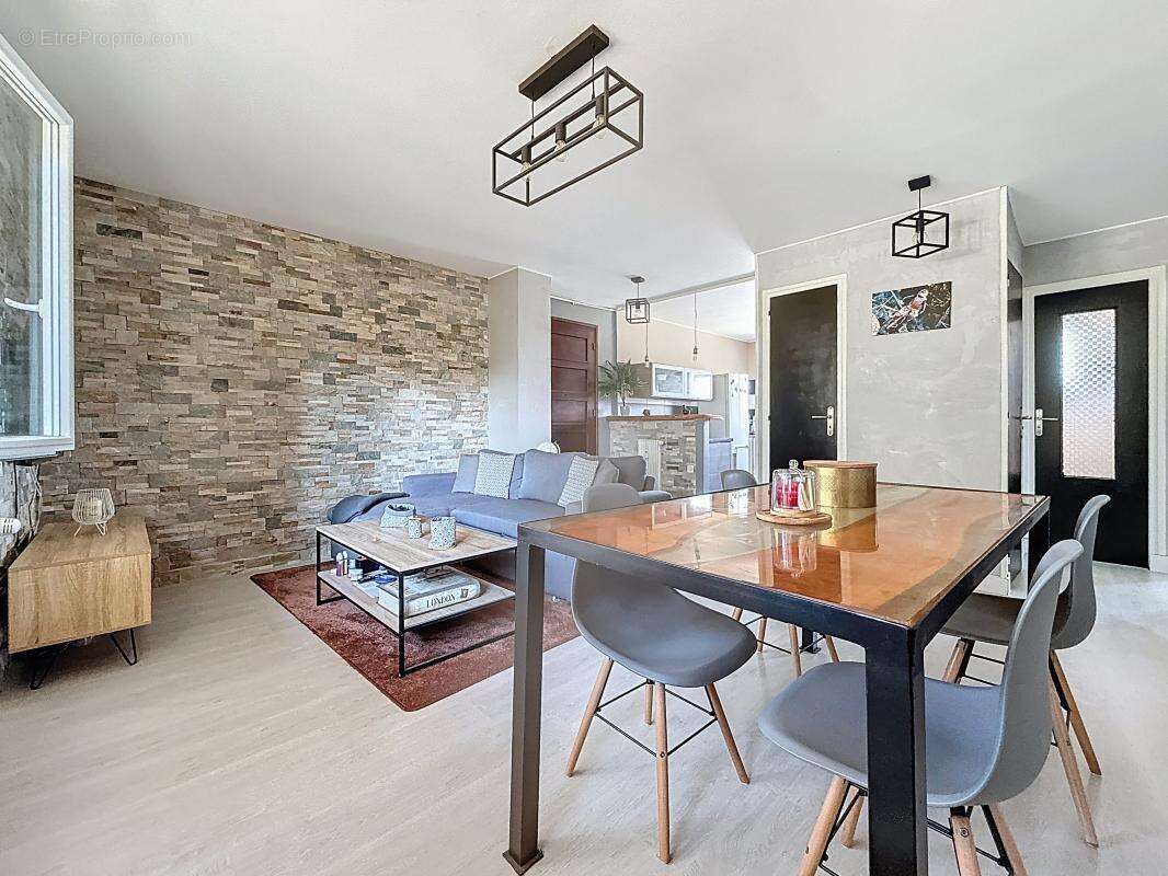 Appartement - 2 Chambres - Cave - Place de parking privative - Proche commodités - photo 8