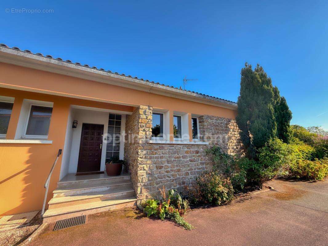 Propriété familiale 5 pièces au cœur d'un véritable parc de 2 158 m² - LA ROCHELLE (17) - photo 2