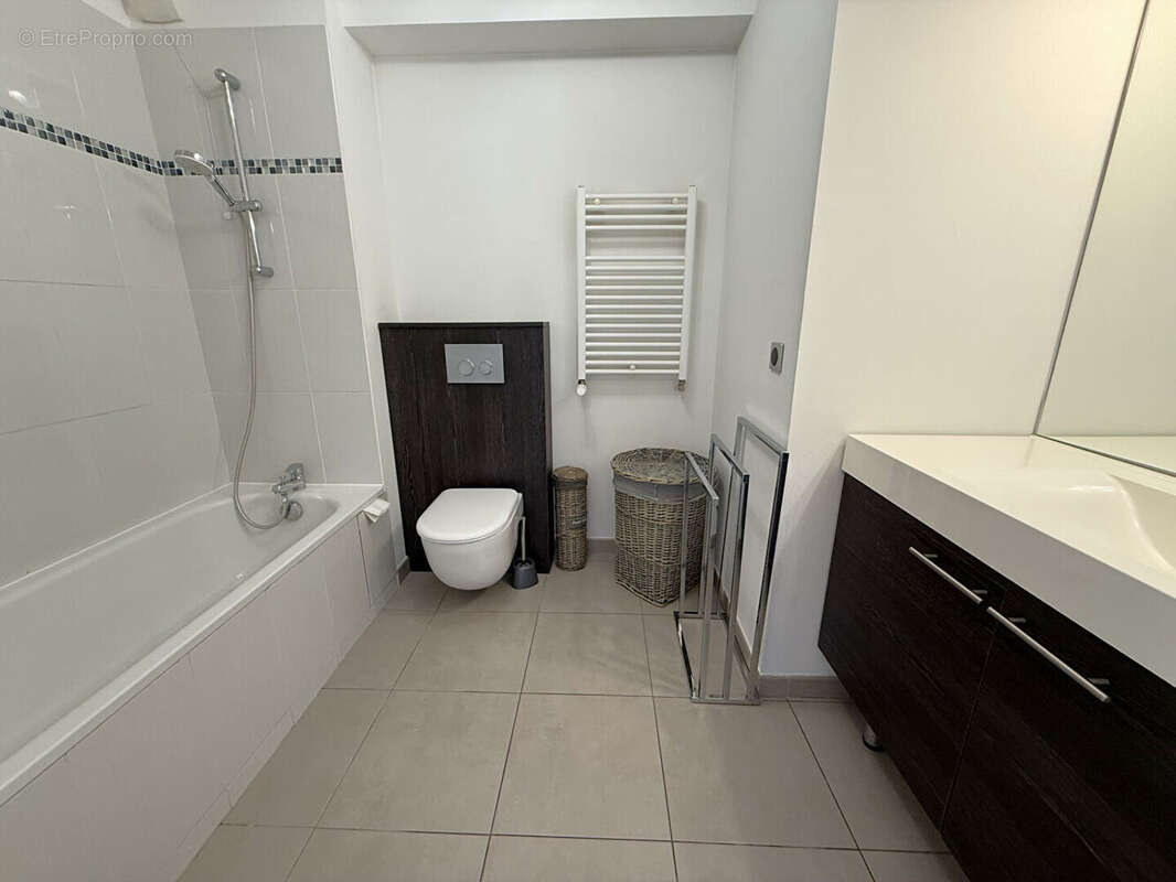 Appartement à LA ROQUETTE-SUR-SIAGNE