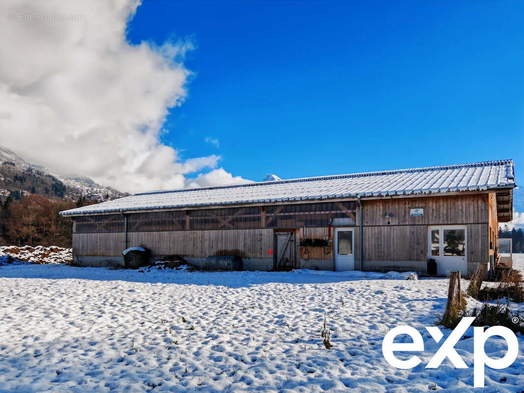 Commerce à LA RIVIERE-ENVERSE