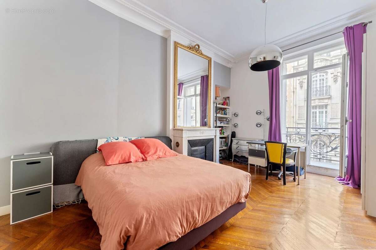 Appartement à PARIS-16E