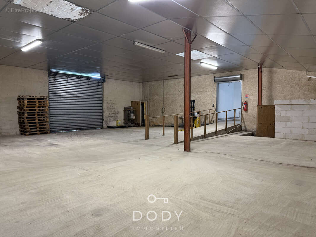 Local commercial d'env 500 m2 - photo 6