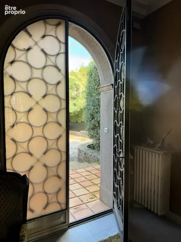 Proche centre Bram, Villa de caractère de 355m2 sur un jardin paysagé et clôturé de 3600 m2. - photo 2