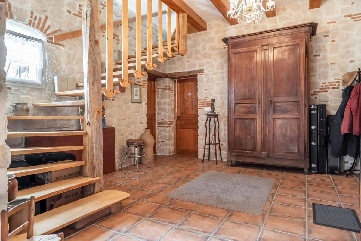 Propriété de campagne avec piscine, annexe, terrain, garage et lac - photo 17