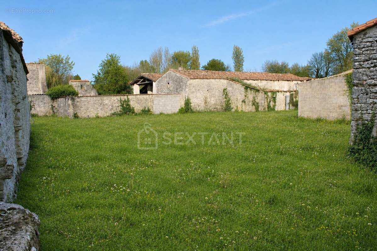 Charentaise de caractère  276 m² habitables  4 chambres  dépendances - photo 19