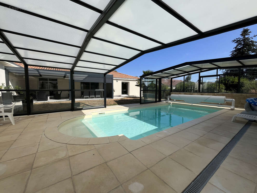 Bourg du CELLIER -  Belle maison plain pied  - 200 m2 - 8 pièces - piscine - photo 16