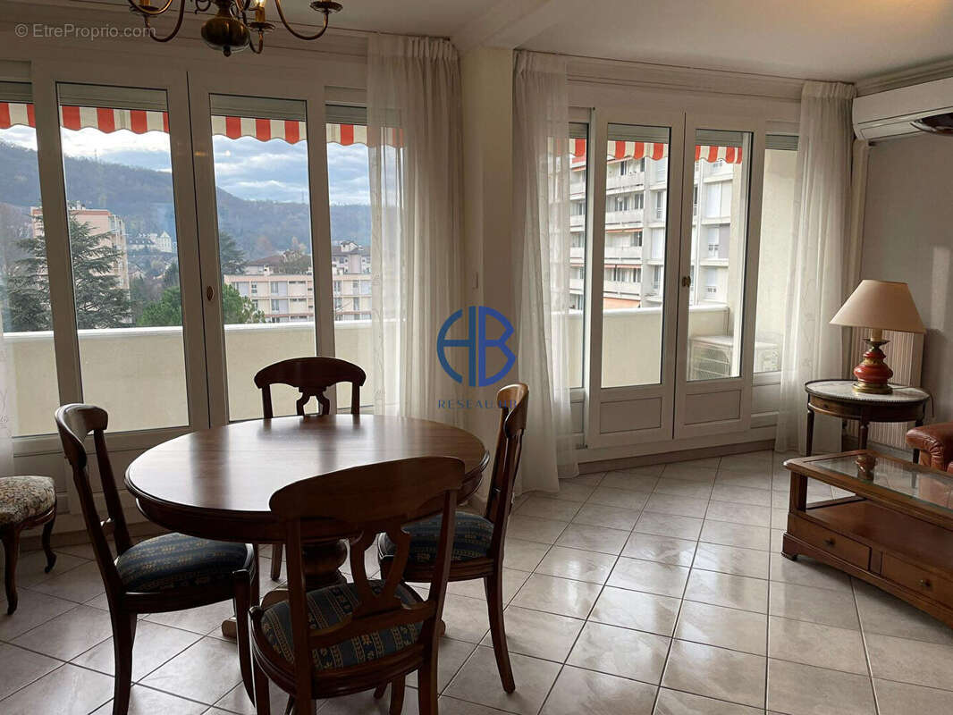 Appartement à SAINT-MARTIN-D'HERES