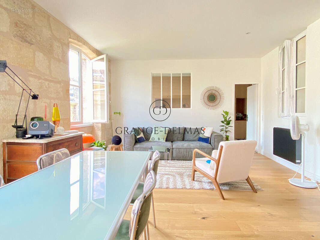 Appartement T3 entièrement rénové  avec cave - Immeuble en pierre - CHARTRONS - photo 2