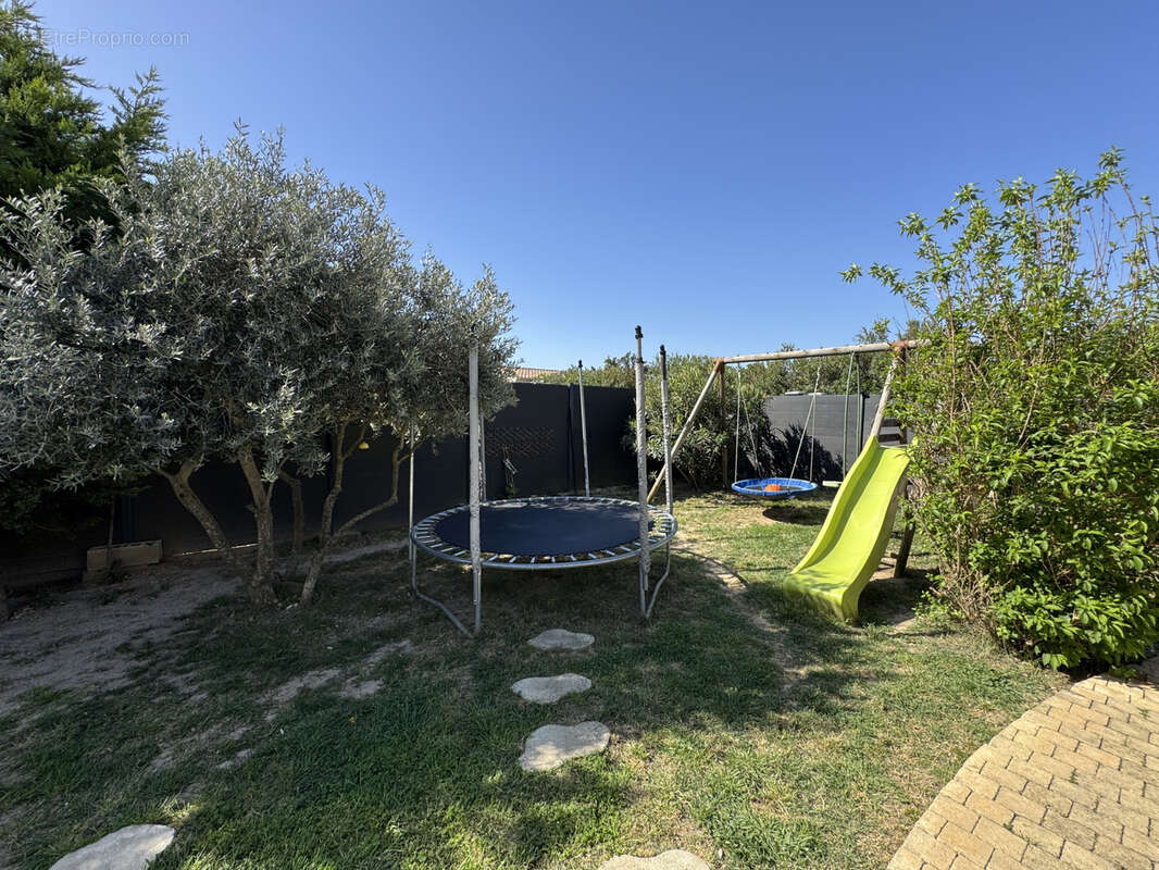 Maison à LAUDUN-L'ARDOISE