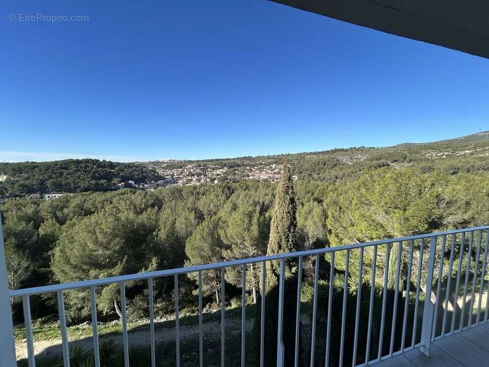 t4 - palama - terrasse - place - vue - calme - bus - Appartement à MARSEILLE-13E