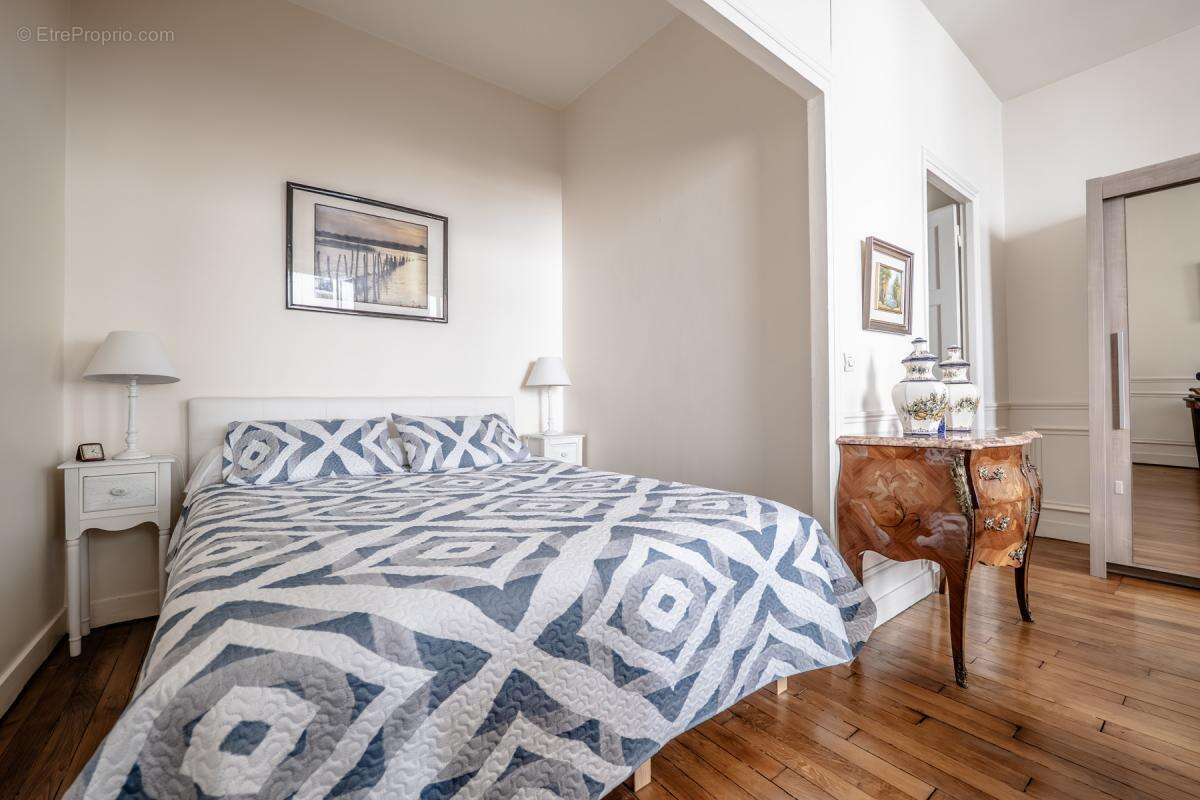 Appartement à PARIS-1E