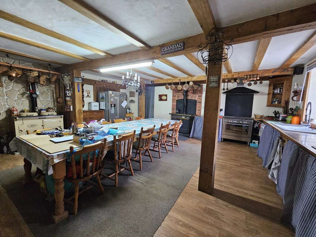 Grange exceptionnellement rénovée avec dépendances, atelier et vue panoramique. - photo 13