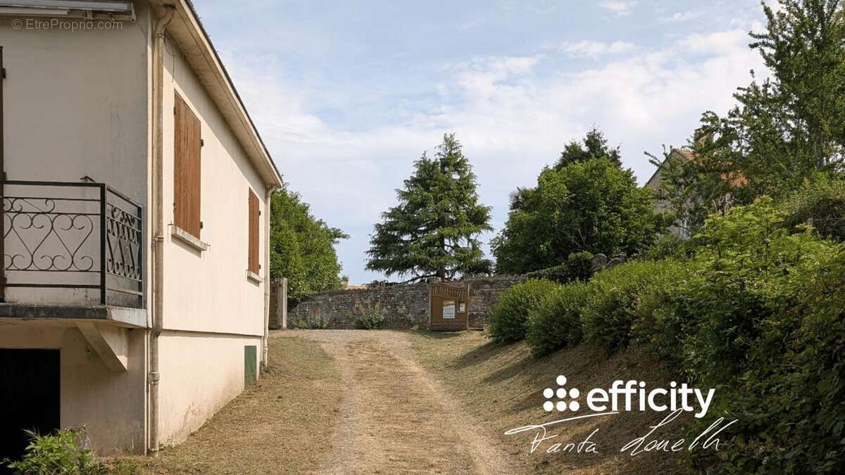 Maison à SAINT-HILAIRE-DES-LOGES
