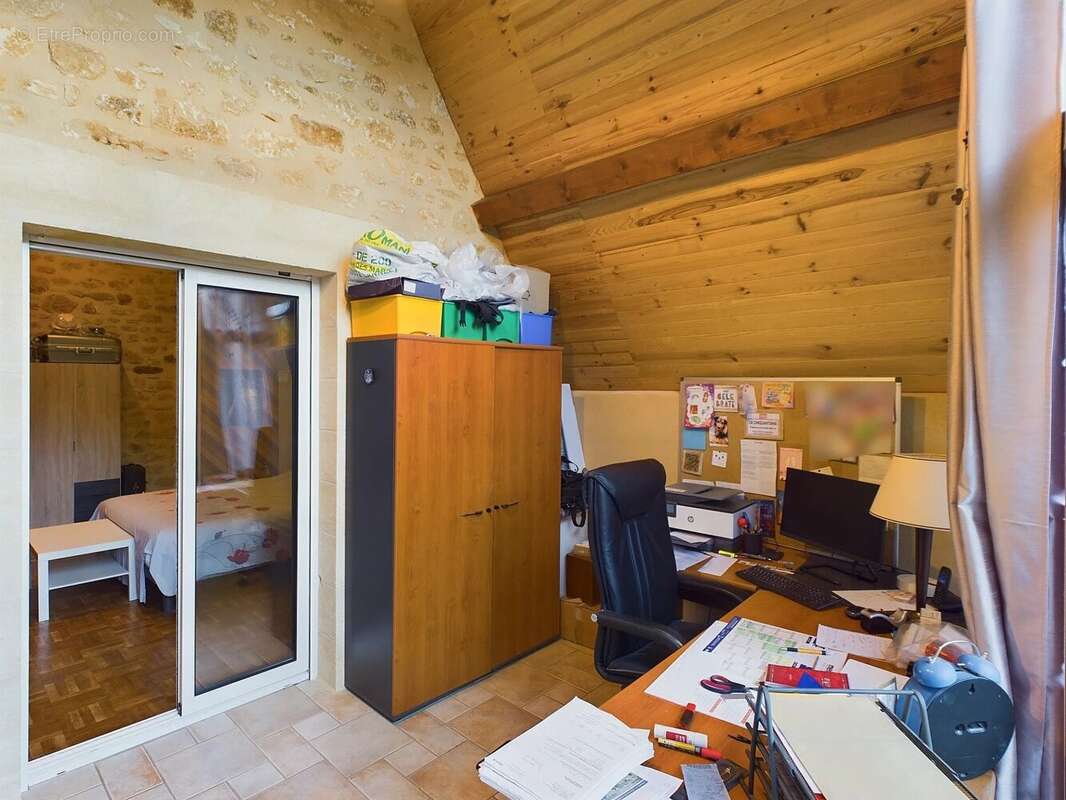 Maison unique construite dans la roche naturelle à La Roque-Gageac, l'un des plus beaux villages de France dans la vallée de la  - photo 11