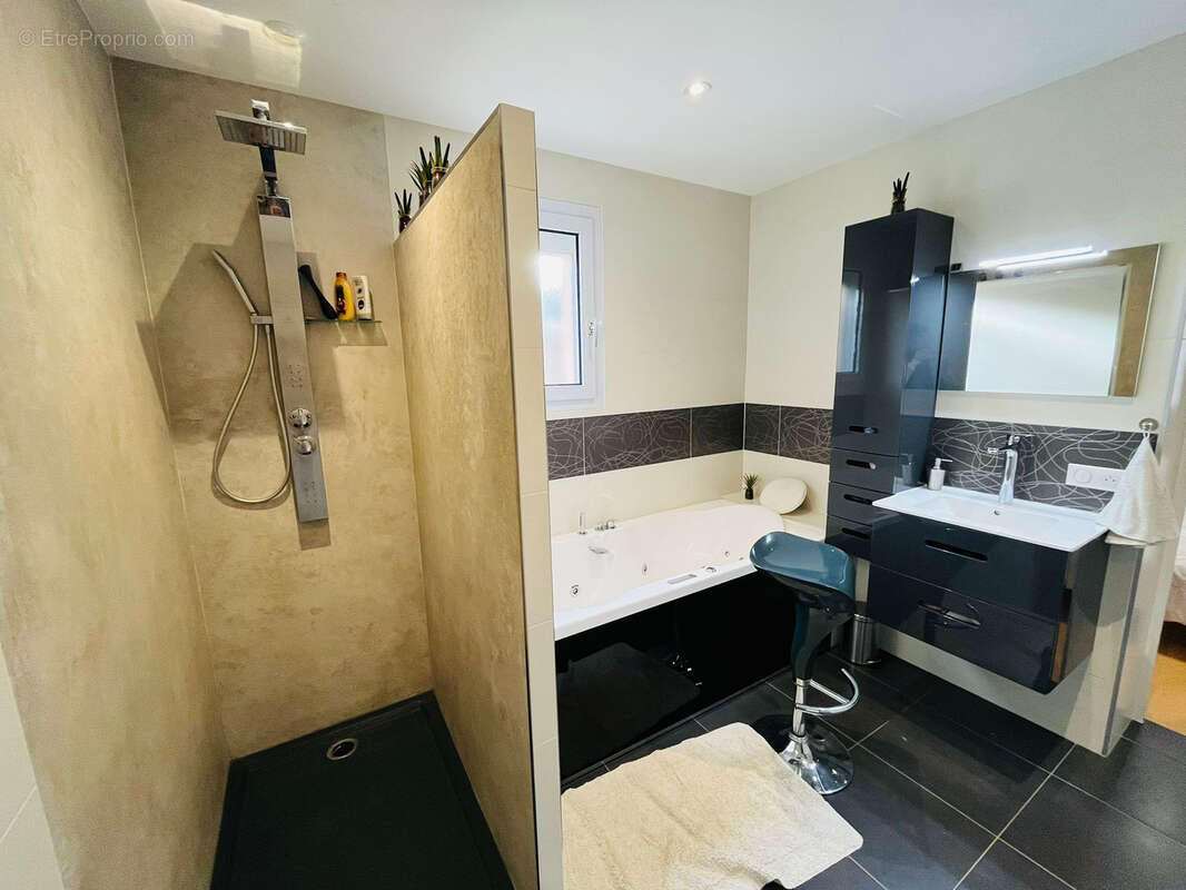 Maison à MONTREVAULT