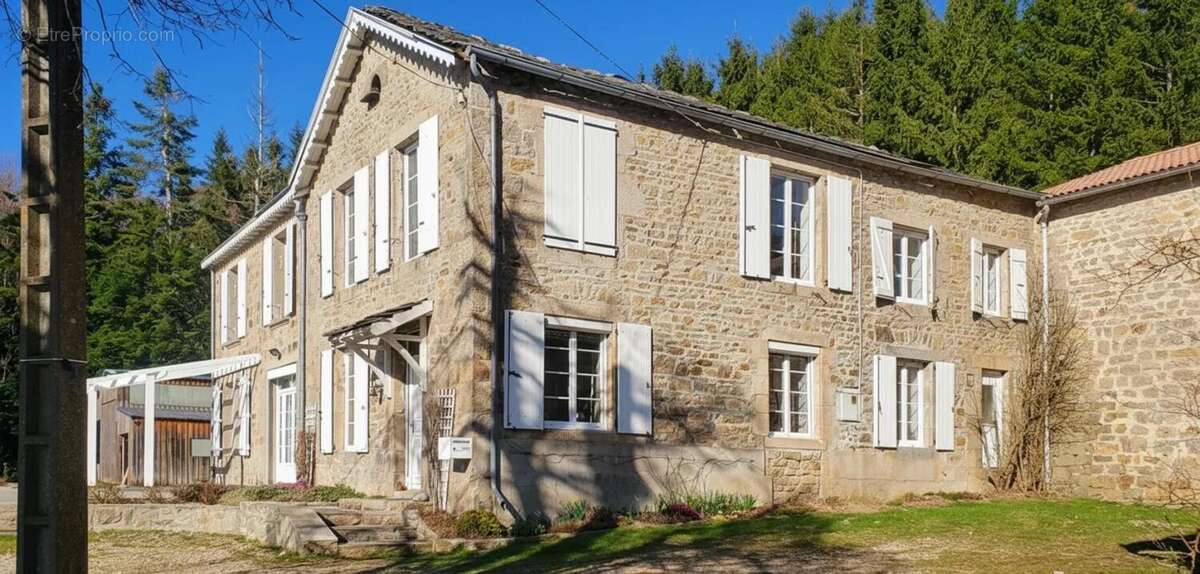Maison à MONTREGARD