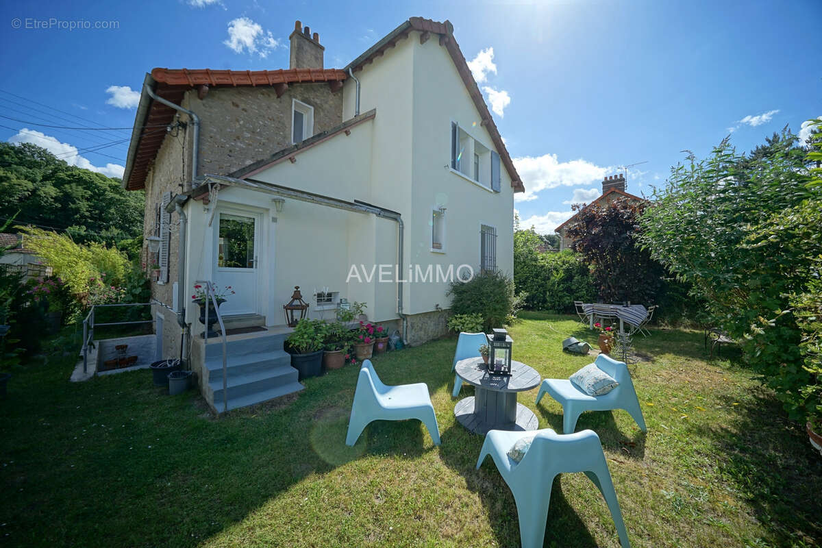 Maison à LA QUEUE-LES-YVELINES