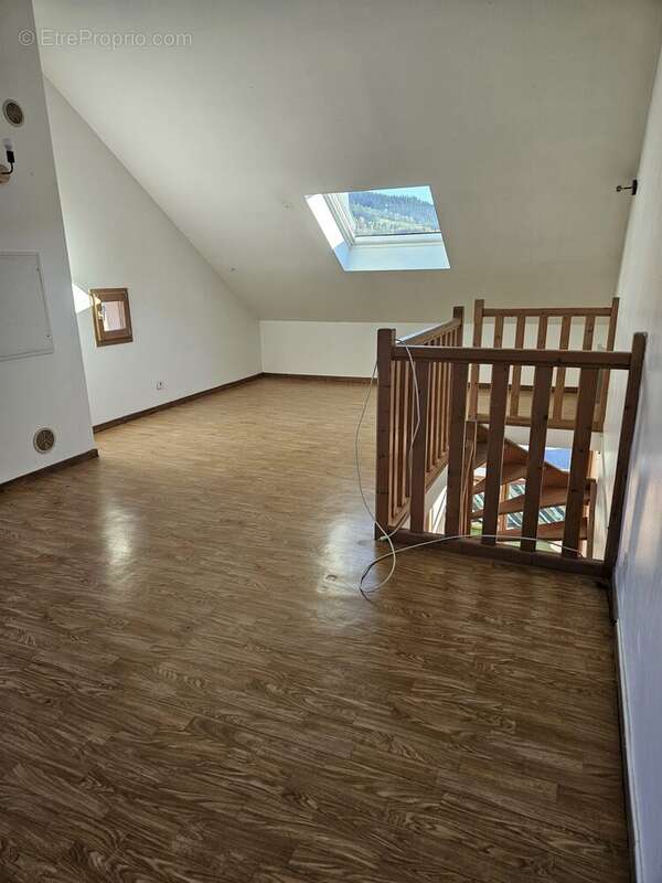 Grande chambre en mezzanine - Appartement à SEYNE