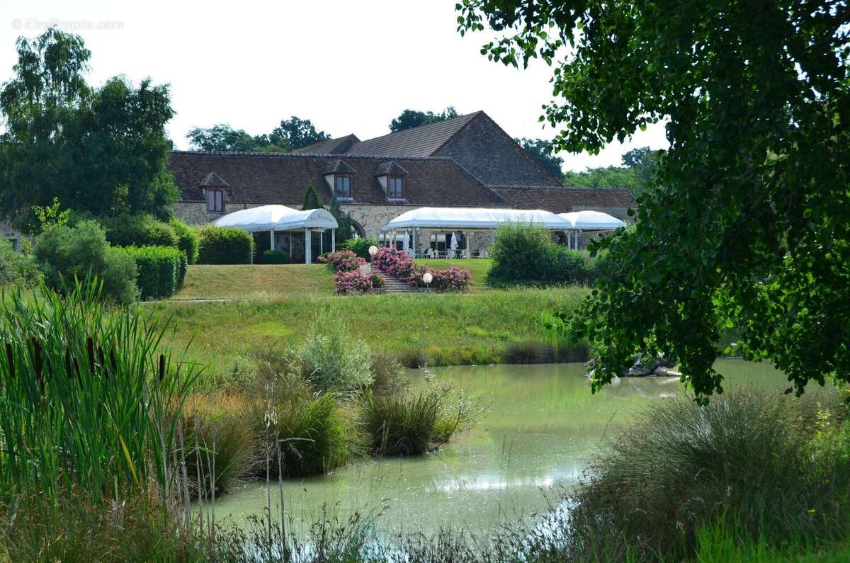 Propriété d'exception à 1h de Paris et à 30 mn de Fontainebleau ! Golf 18 trous - Restaurant... - photo 2