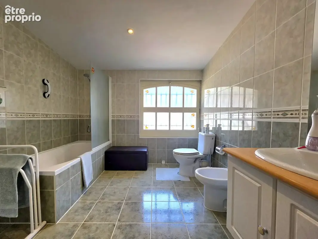 Spacieuse maison familiale de 4 chambres avec piscine, terrain et cadre champêtre - photo 12