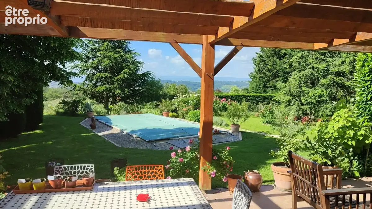 Proche Roanne, Maison de construction traditionnelle sur 3461m2 de terrain avec piscine et vue dégagée - photo 6