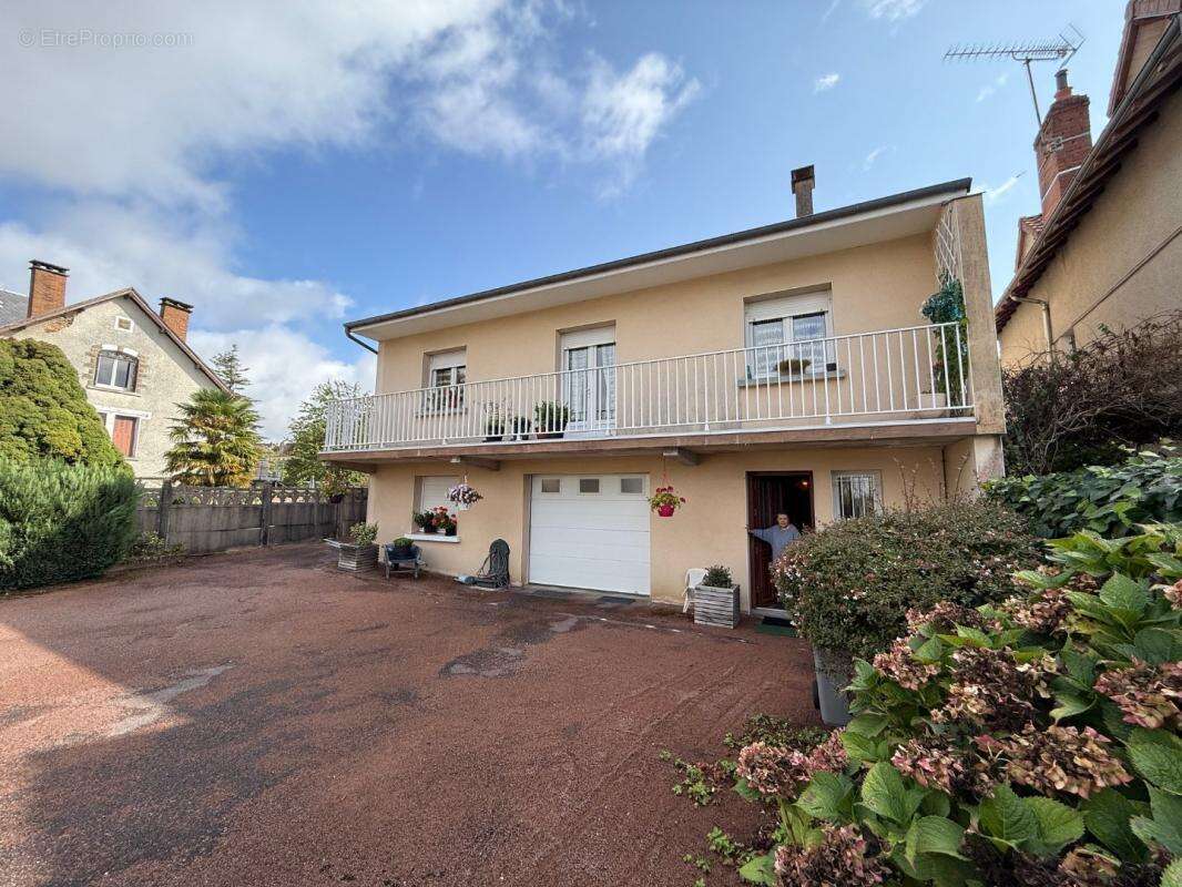 Maison à SAINT-YRIEIX-LA-PERCHE