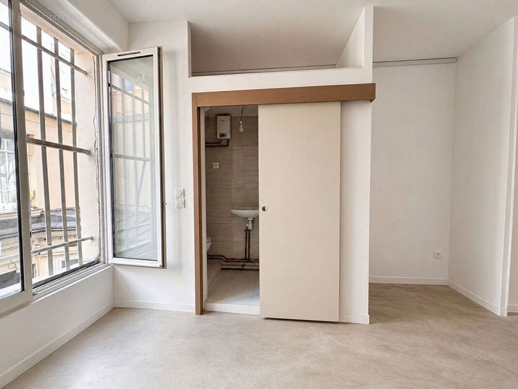 Mairie du Xème, Studio de 15.68 m2 à finir d'aménager - photo 4