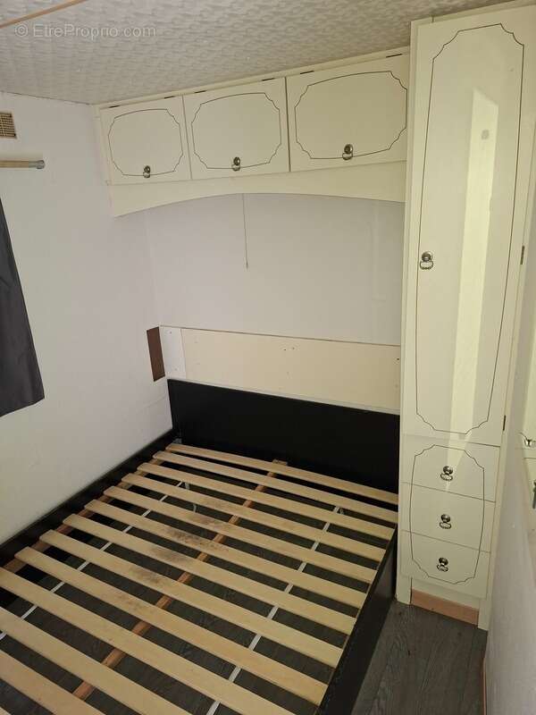 Grange , maisonnette, en pierre, brute à rénover, sur terrain de 10 000 m2 avec étang et Mobil Home. Proche Villaines la Juhel,  - photo 9