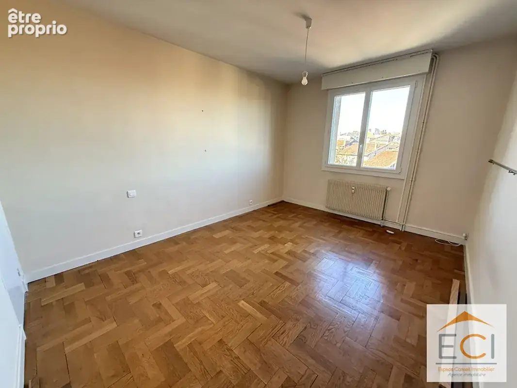 A VENDRE - Appartement duplex 3 chambres - Quartier Mairie - photo 8