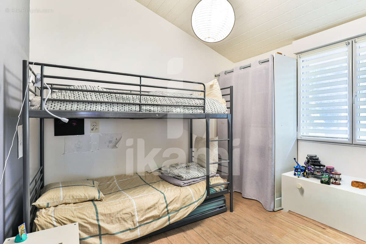 Superbe propriété avec piscine, dépendances et jardin paysager à deux pas des commodités - photo 12