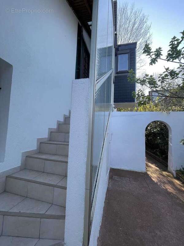 Maison 136 m² à Pantin  - photo 2