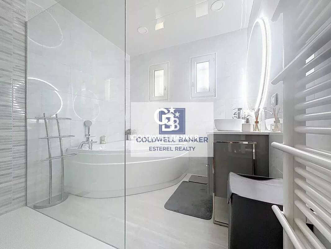 Maison à ROQUEBRUNE-SUR-ARGENS