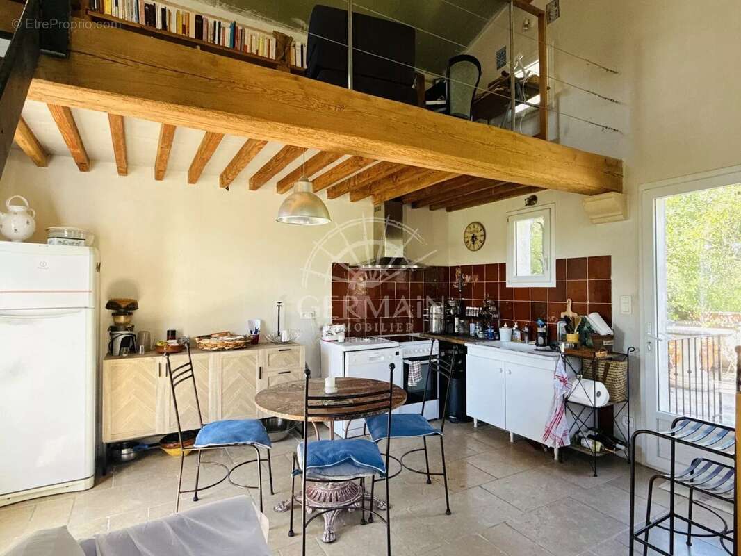 Fontaine-de-Vaucluse, maison atypique de 65 m² avec vue imprenable sur le château et les Monts de Vaucluse - photo 4