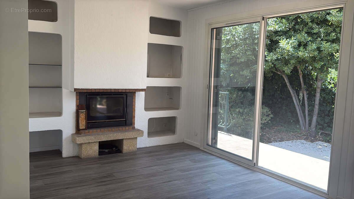 La Seyne sur mer, Quartier sud. Maison T5 de 91 m2 sur 600 m2 de terrain avec garage. - photo 7