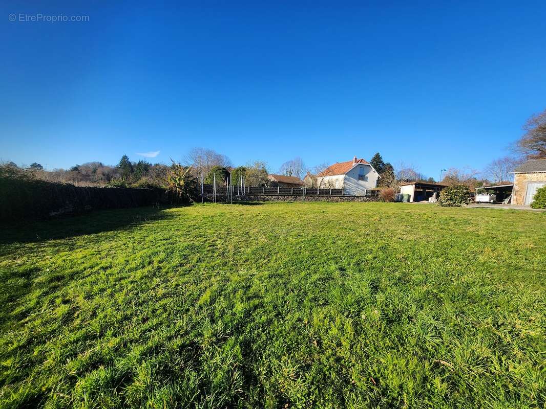 Maison à LE CHATENET-EN-DOGNON