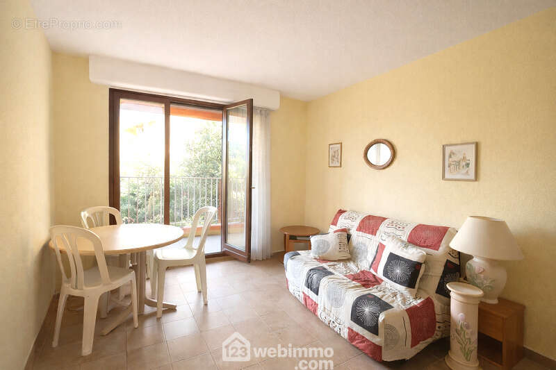 Séjour lumineux ouvrant sur la terrasse. - Appartement à SAINTE-MAXIME
