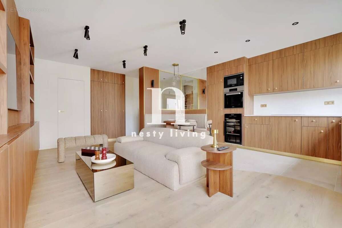 Appartement à PARIS-16E