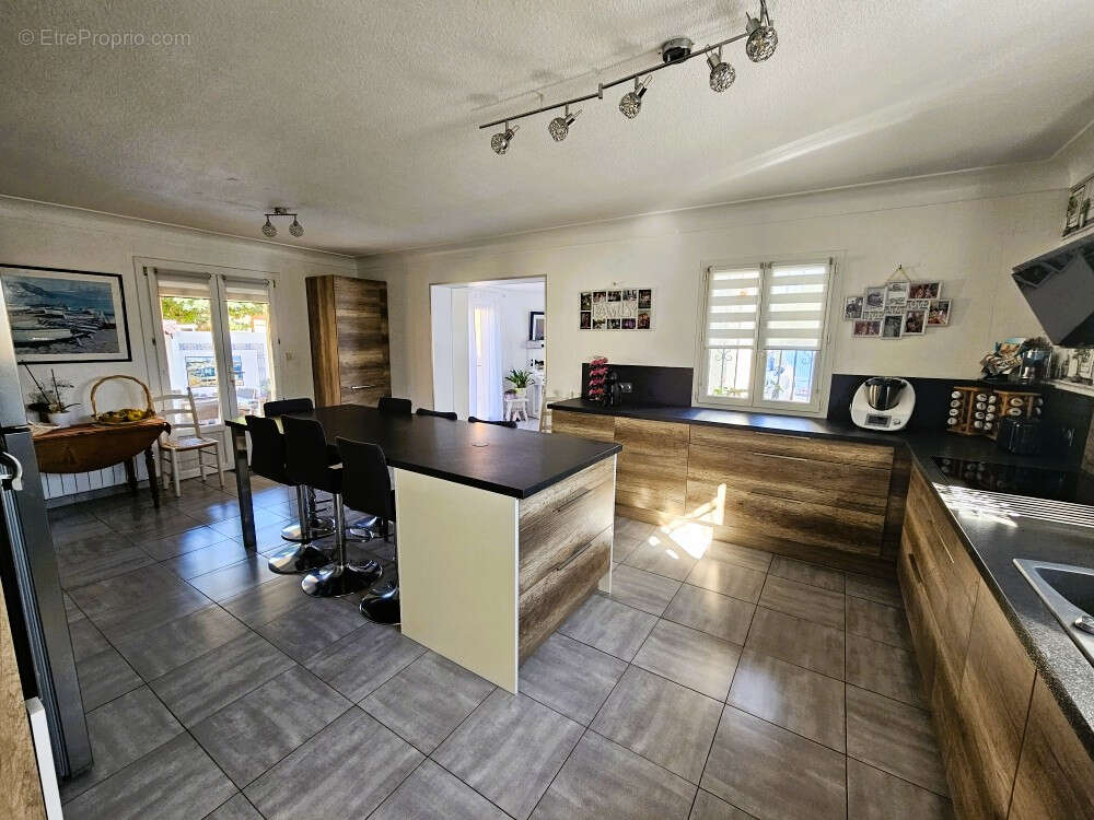 Maison à SAINT-LAURENT-DE-LA-SALANQUE