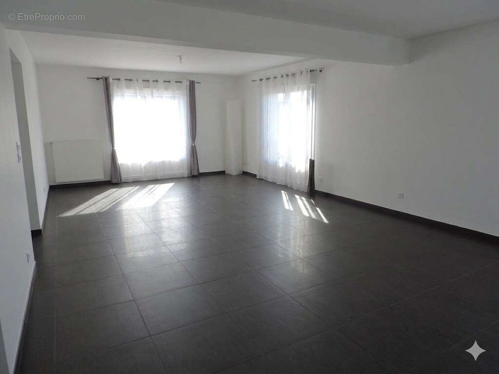 Appartement 138m2, grande pièce à vivre, 3 chambres, 1 bureau,1 place  voiture à l'extérieur, 1 garage fermé - photo 3