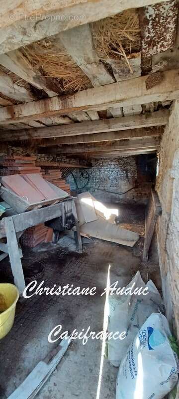 Entre Charolles, La Clayette et Paray le Monial, ancien corps de ferme en pierres, à rénover, sur parcelle de terrain de 900 m²  - photo 8