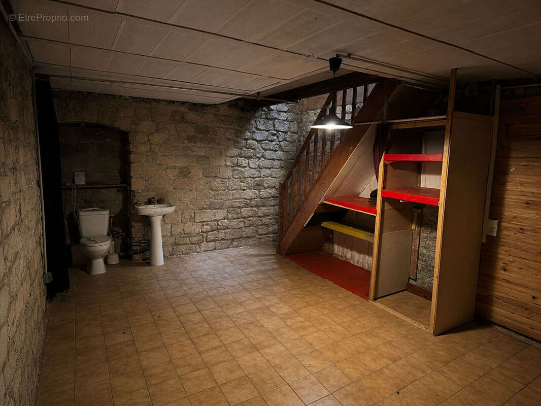 Local / Appartement 49m² + 18m² en souplex place des Abbesses - photo 12