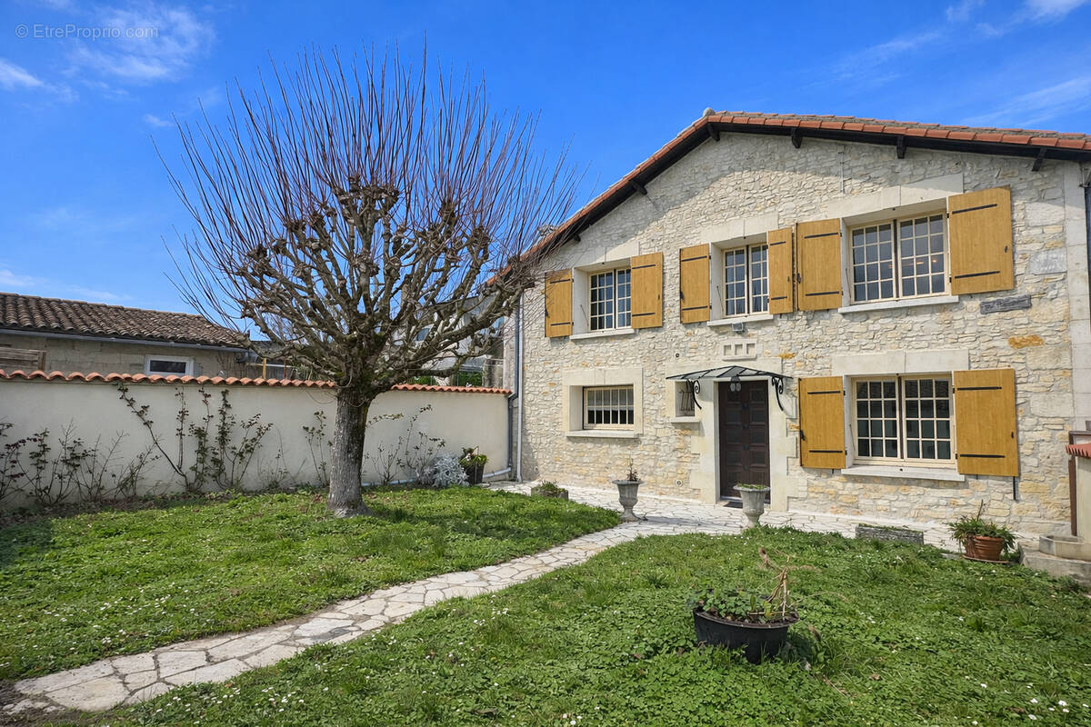Maison à COZES