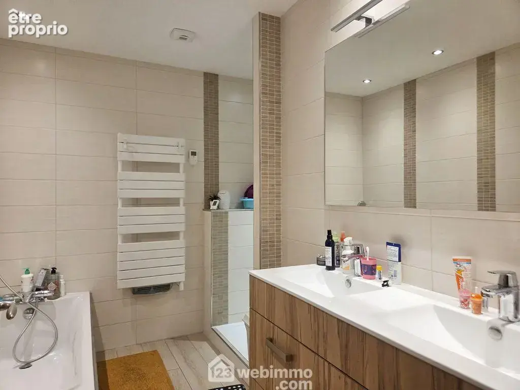 Un WC séparé et une salle de bain avec baignoire, douche et un espace pour la machine à laver complètent ce niveau.